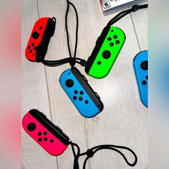 Nintendo Switch 6 original Nintendo controllers and 3 games 🪩 - Picture 2 of 7
